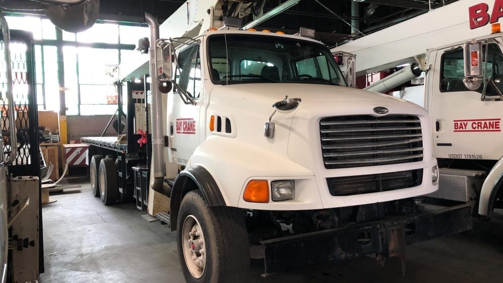 800C truck crane mounted on a truck chassis