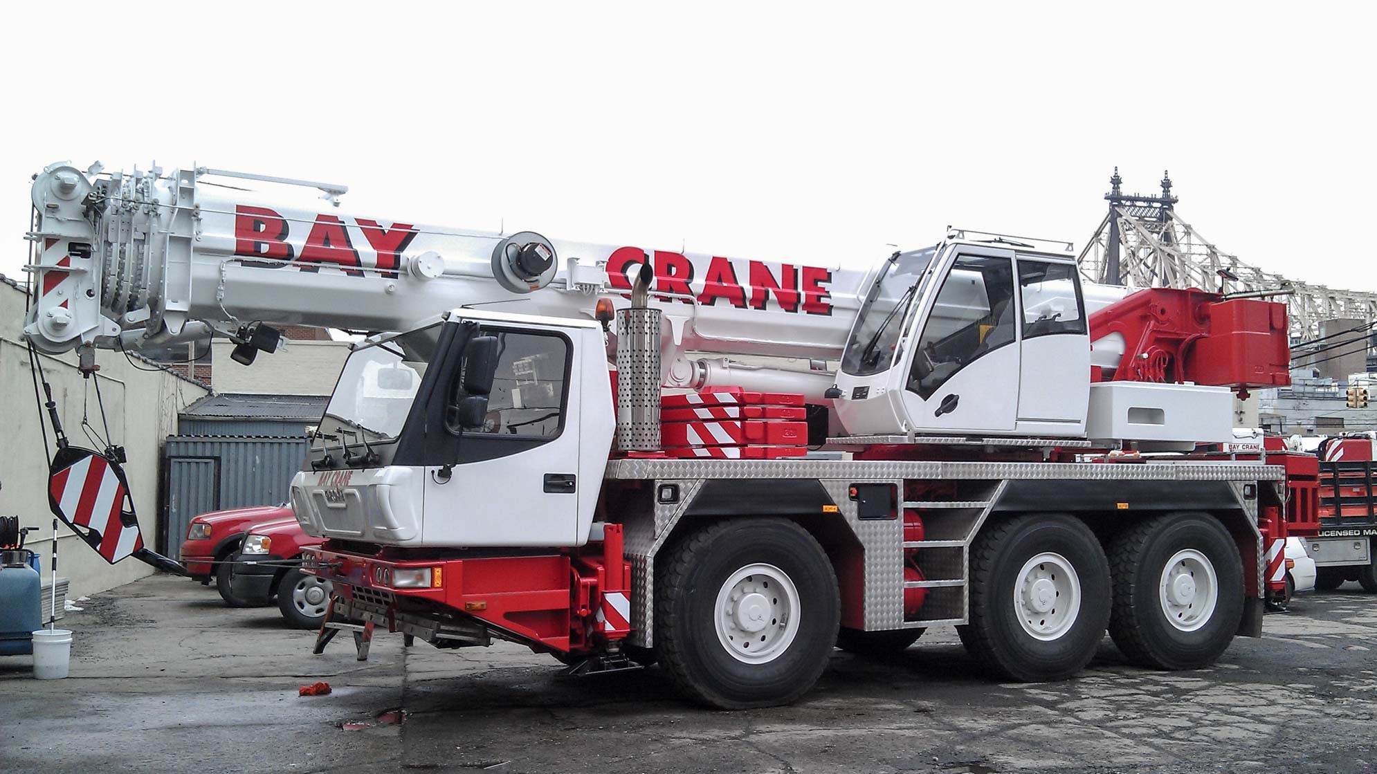 GMK 3050 crane with a hydraulic expandable