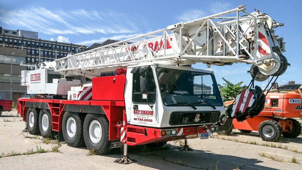 GMK 4100B all terrain crane with a hydraulic expandable