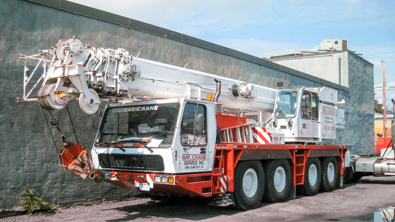 GMK 4100B all terrain crane with a hydraulic expandable